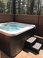 7 Cedar Private Cul-de-sac include Hot Tub with Forest View by RedAwni