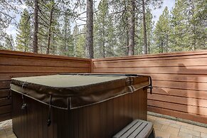 7 Cedar Private Cul-de-sac include Hot Tub with Forest View by RedAwni