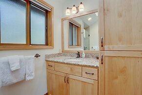 7 Cedar Private Cul-de-sac include Hot Tub with Forest View by RedAwni