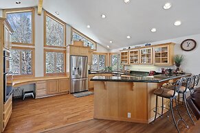 2 Sarazen Home with Hot Tub and BBQ on the Deck, Close to Woodlands Go