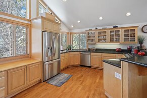 2 Sarazen Home with Hot Tub and BBQ on the Deck, Close to Woodlands Go