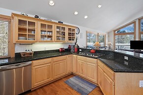 2 Sarazen Home with Hot Tub and BBQ on the Deck, Close to Woodlands Go