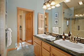 2 Sarazen Home with Hot Tub and BBQ on the Deck, Close to Woodlands Go