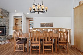 2 Sarazen Home with Hot Tub and BBQ on the Deck, Close to Woodlands Go