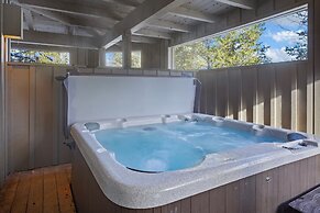 2 Sarazen Home with Hot Tub and BBQ on the Deck, Close to Woodlands Go