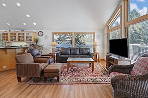 2 Sarazen Home with Hot Tub and BBQ on the Deck, Close to Woodlands Go