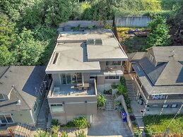 Casa Del Stoke 3 Bedroom Home by RedAwning