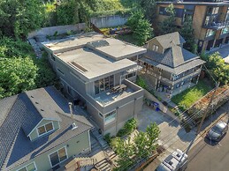 Casa Del Stoke 3 Bedroom Home by RedAwning