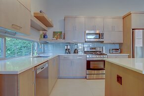 Casa Del Stoke 3 Bedroom Home by RedAwning