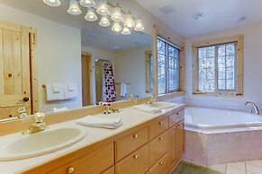 3 Mt Baker Peaceful Lodge Style Home With Private Hot Tub and BBQ on t