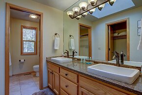 Newly Remodeled 27 Gannet Home features Kayaks, Bikes, and Hot Tub by 