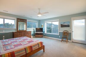 Hazel House 4 Bedroom Home by RedAwning