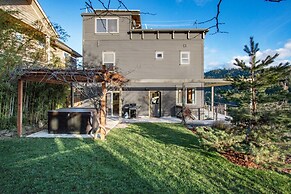 Hazel House 4 Bedroom Home by RedAwning