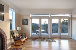 Hazel House 4 Bedroom Home by RedAwning