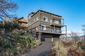 Hazel House 4 Bedroom Home by RedAwning