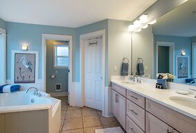 Hazel House 4 Bedroom Home by RedAwning