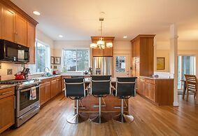 Hazel House 4 Bedroom Home by RedAwning