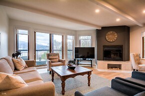 Huge 3 Bedroom Condo With a View