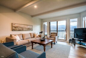 Huge 3 Bedroom Condo With a View