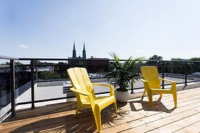 Stunning Split Level 3 BR Little Italy Apartment