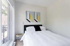 Perfect 2 Bdr, 2 Bath Landing for the Family