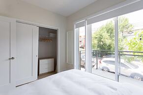 Perfect 2 Bdr, 2 Bath Landing for the Family