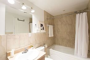 Fresh & Styled 2 Bedroom Apt in Mile End