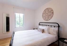 Stylish & Unique 3 Bdr Flat With Parking!