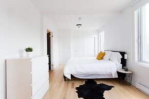 Stylish & Unique 3 Bdr Flat With Parking!