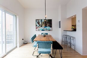 Stylish & Unique 3 Bdr Flat With Parking!