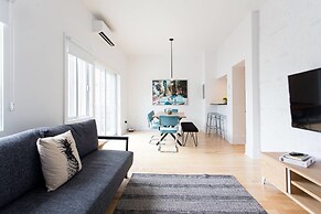 Stylish & Unique 3 Bdr Flat With Parking!