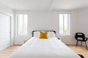 Stylish & Unique 3 Bdr Flat With Parking!