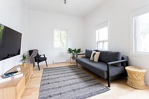 Stylish & Unique 3 Bdr Flat With Parking!