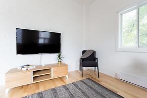 Stylish & Unique 3 Bdr Flat With Parking!