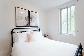 Stylish & Unique 3 Bdr Flat With Parking!