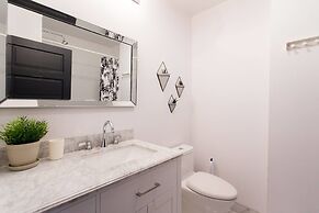 Stylish & Unique 3 Bdr Flat With Parking!