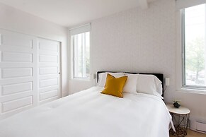 Stylish & Unique 3 Bdr Flat With Parking!