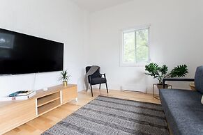 Stylish & Unique 3 Bdr Flat With Parking!