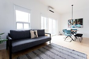 Stylish & Unique 3 Bdr Flat With Parking!