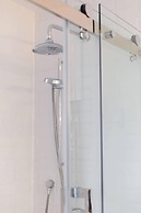 Stylish & Unique 3 Bdr Flat With Parking!