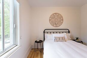 Stylish & Unique 3 Bdr Flat With Parking!