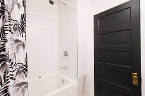 Stylish & Unique 3 Bdr Flat With Parking!