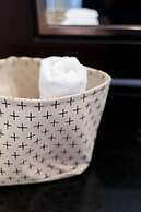 Stylish & Unique 3 Bdr Flat With Parking!