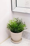 Stylish & Unique 3 Bdr Flat With Parking!