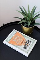 Stylish & Unique 3 Bdr Flat With Parking!