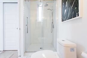 Stylish & Unique 3 Bdr Flat With Parking!