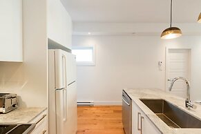 Exquisite Modern Condo in Little Italy