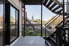 Exquisite Modern Condo in Little Italy