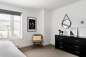 Commodious Condominium in Tranquil Lakeside Setting