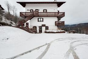 Commodious Condominium in Tranquil Lakeside Setting